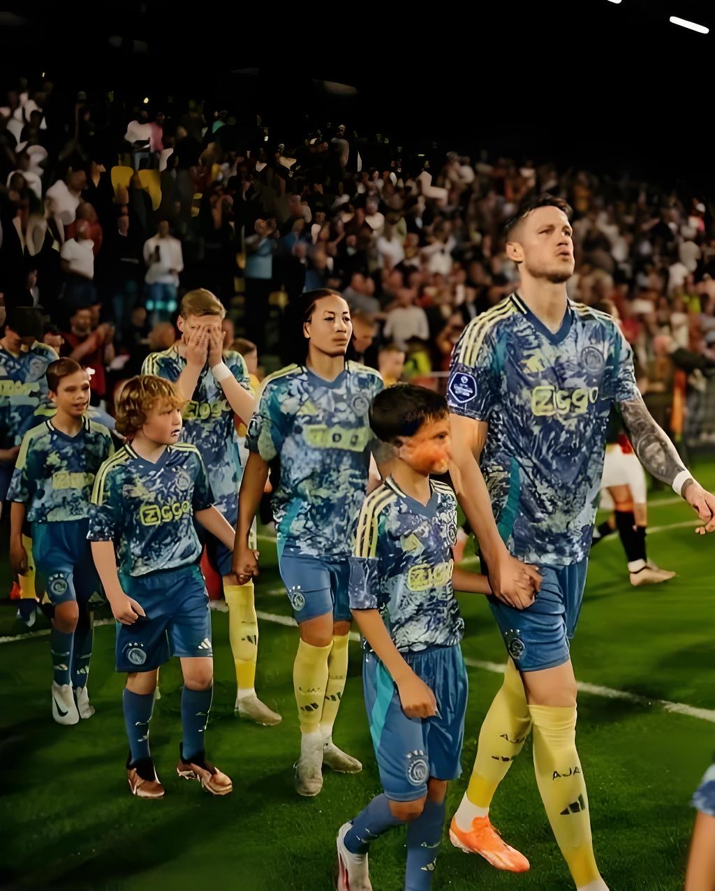 开云APP-阿贾克斯球队备战决赛，全队士气高昂