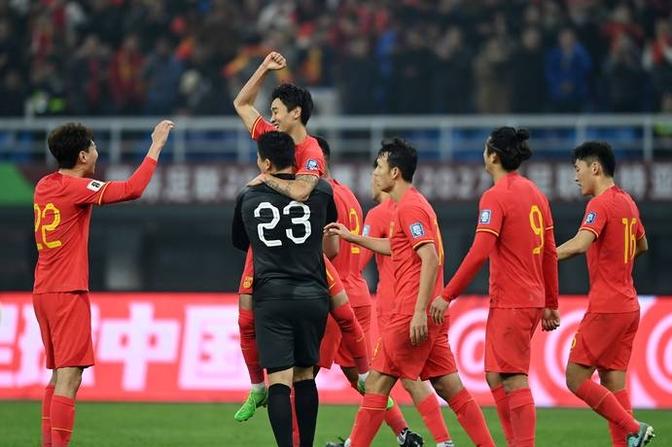 开云体育app-国内足球联赛球队实力逐渐显现，对决频繁