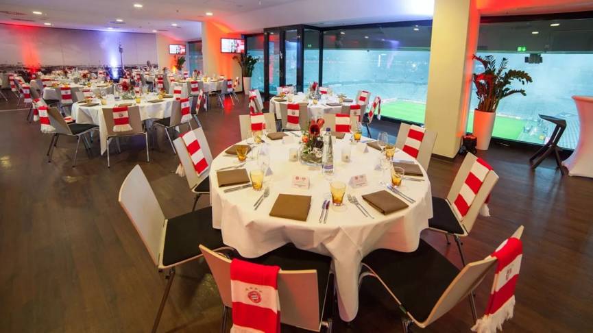 包含华沙一家支持德甲比赛的酒吧邀请球迷观看的词条