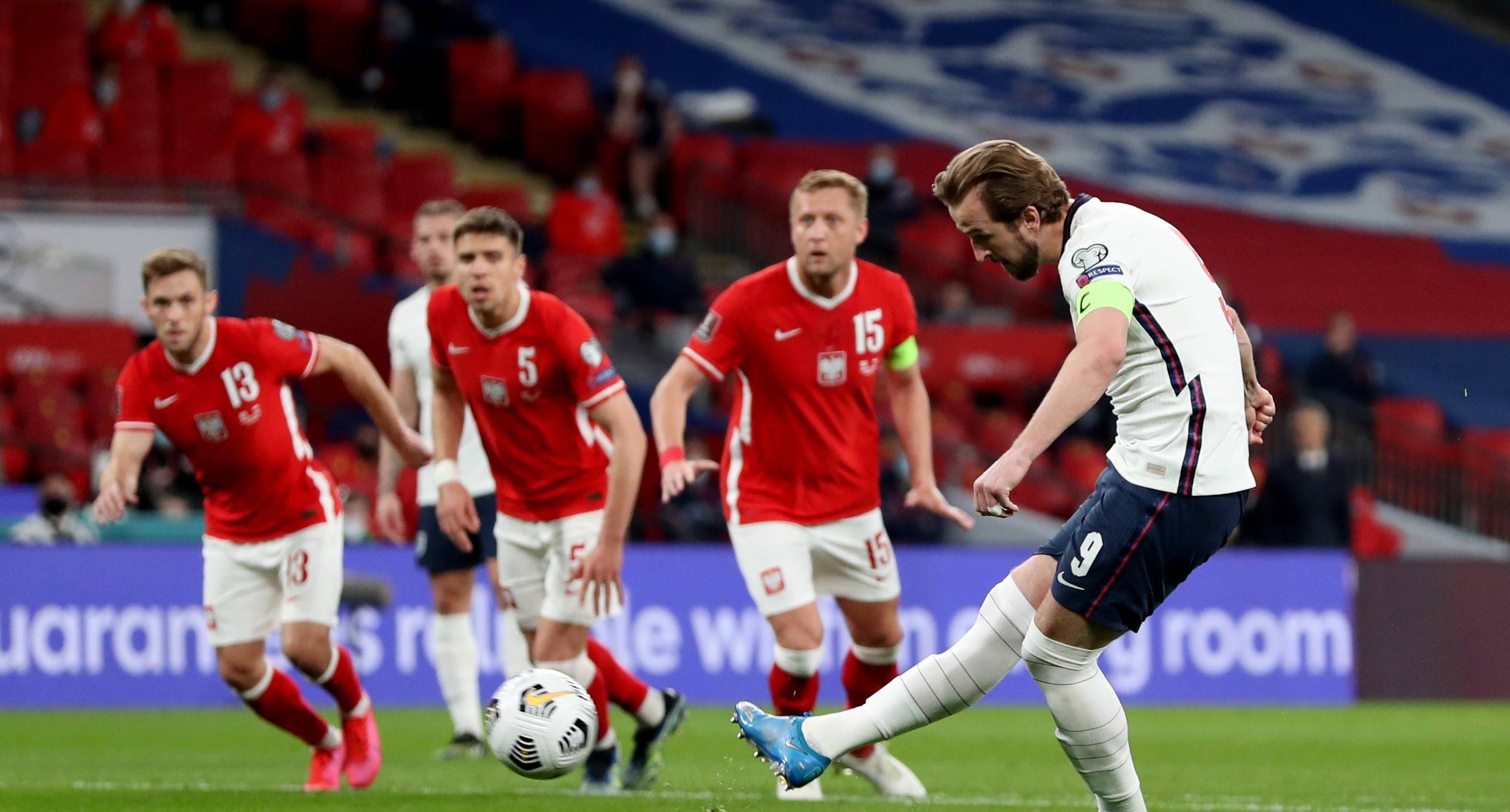 英格兰球员表现出色,赢得观众掌声 英格兰球员表现出色,赢得观众掌声