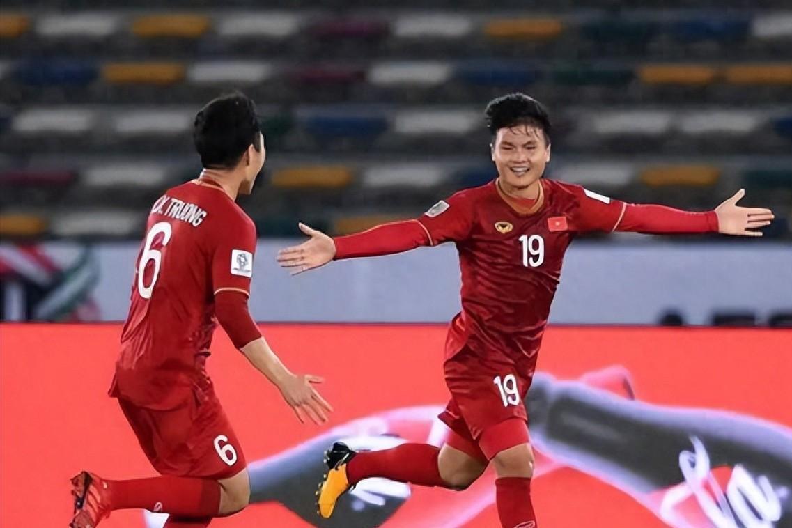 开云下载-越南足球队在关键比赛中迎战强敌