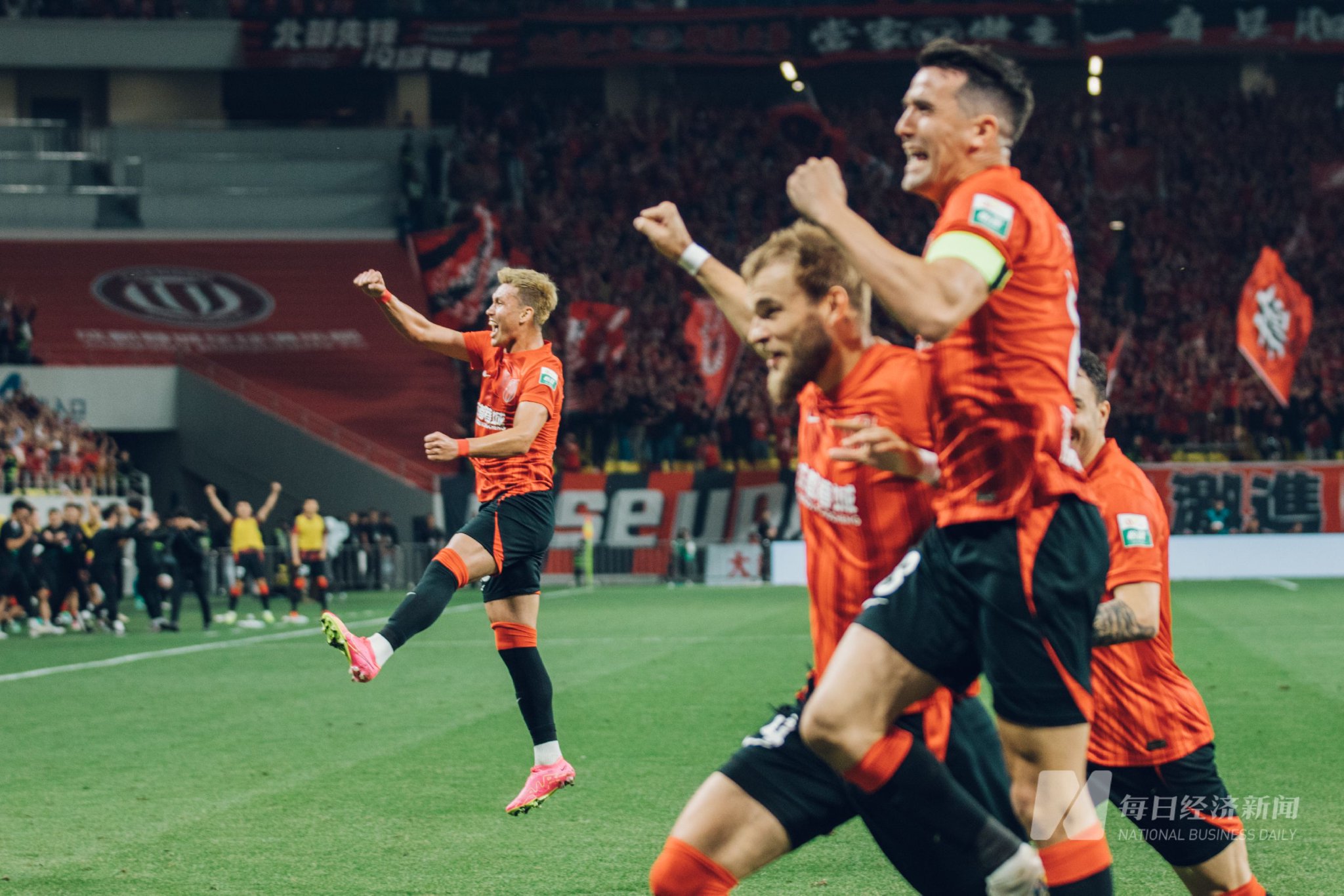 开云体育APP下载-球队实力大比拼，赛场上精彩纷呈