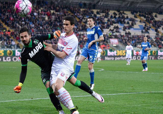 包含热那亚球队遭遇人员变动，备战受影响的词条