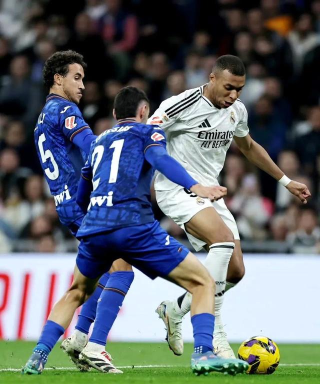 皇马队后防线防守稳固，连续零封对手