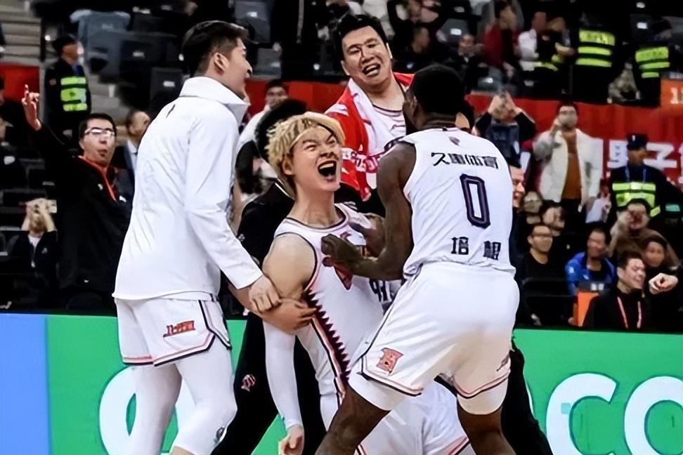 恒大客场惊险逆转,勇夺关键三分 恒大客场惊险逆转,勇夺关键三分