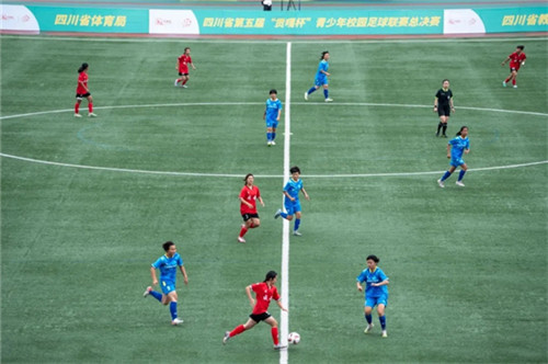 胜利在望的足球赛场,女队勇往直前 胜利在望的足球赛场,女队勇往直前