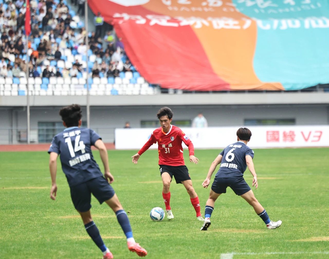 包含国安客场力挫对手，继续领跑积分榜的词条