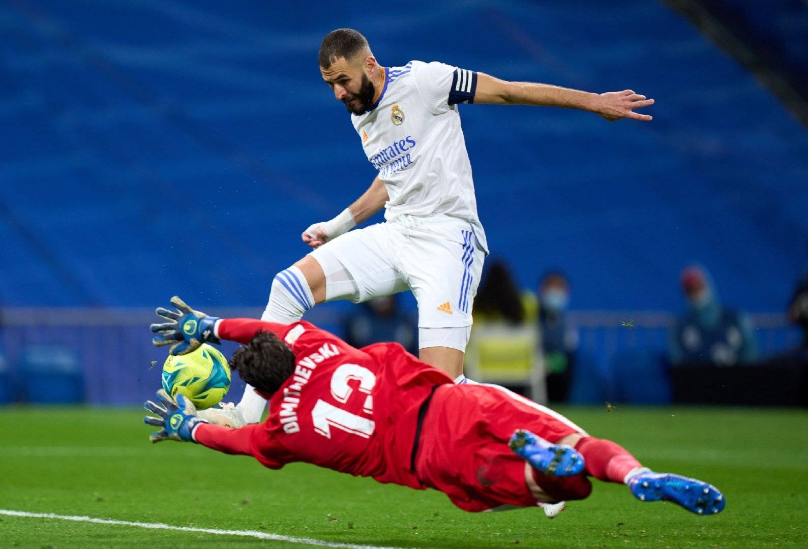 格拉纳达主场拿下关键胜利，稳固前四位置的简单介绍