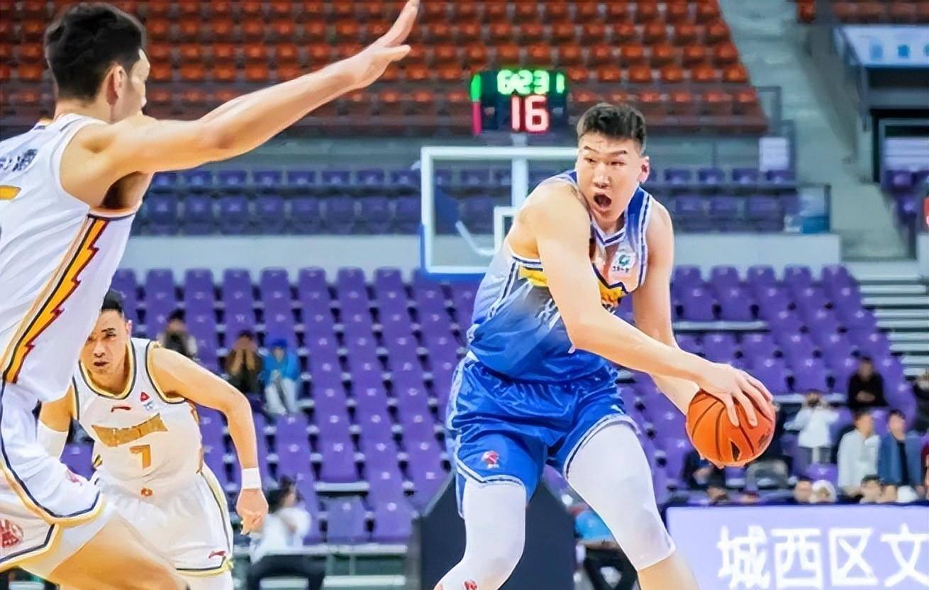 球员联手摆脱围堵,展现高超技术 球员联手摆脱围堵,展现高超技术