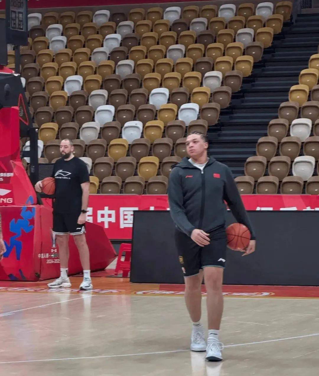 中国球员进入NBA首发队员齐庆贺 中国球员进入NBA首发队员齐庆贺