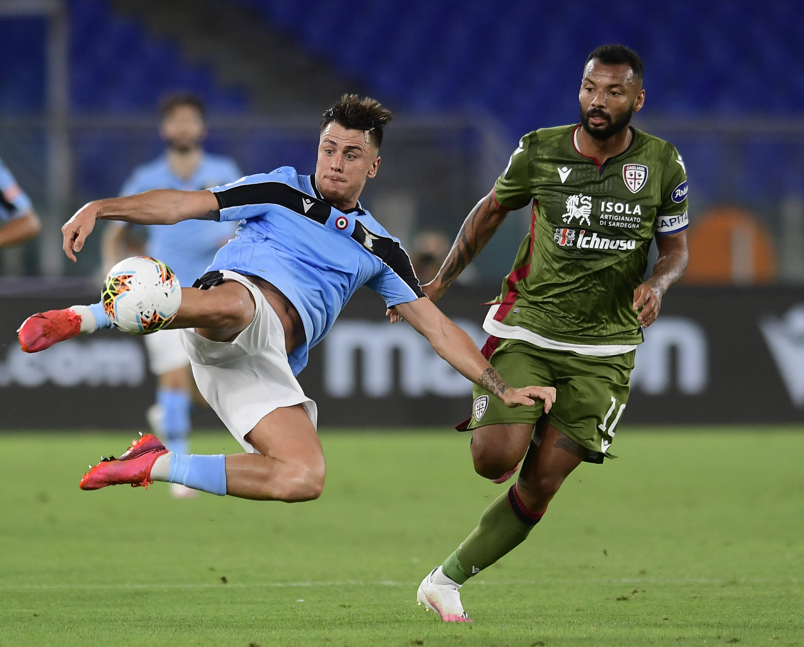 开云体育APP下载-卡利亚里努力拼抢，不负众望取得胜利