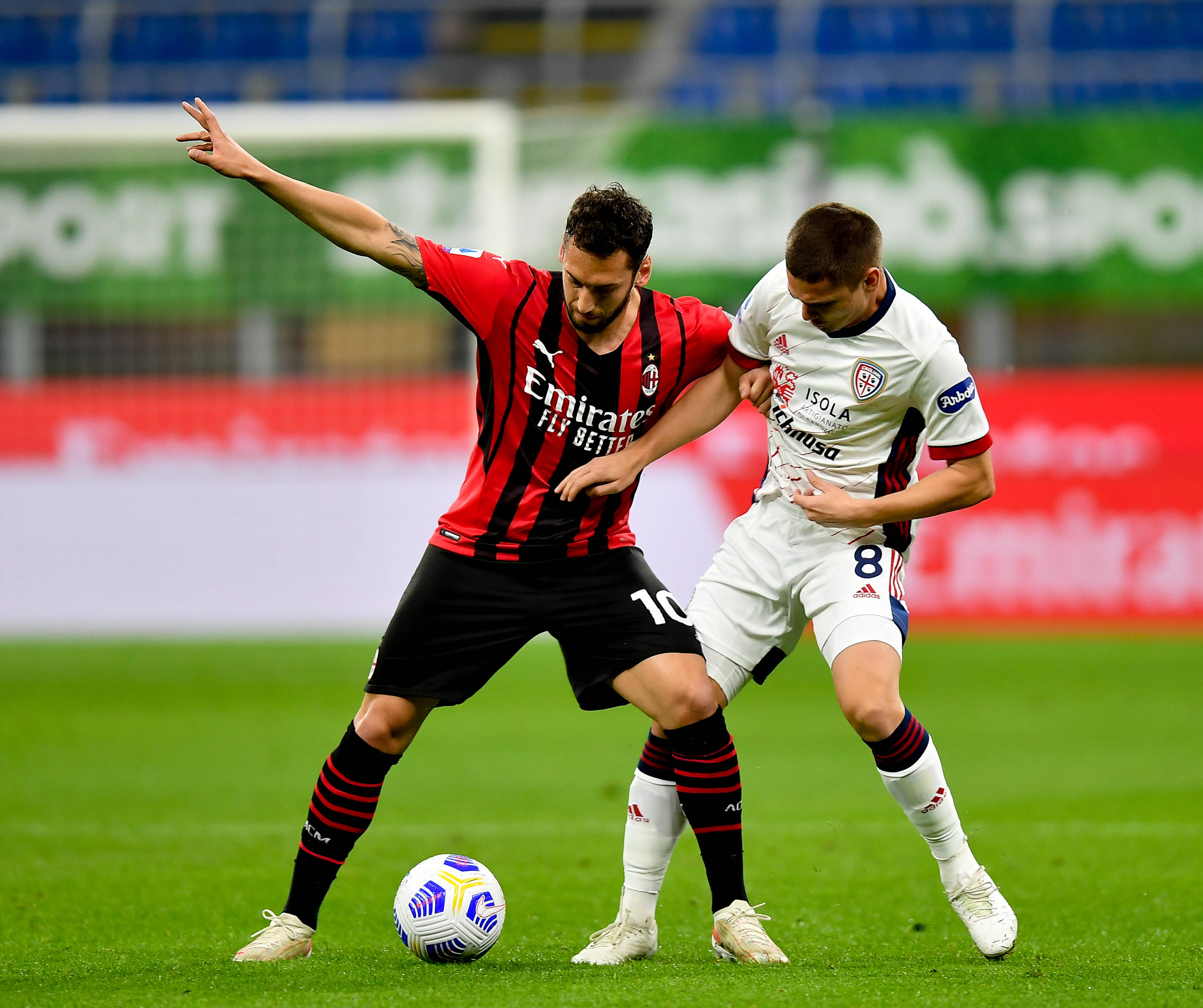 卡利亚里努力拼抢，不负众望取得胜利