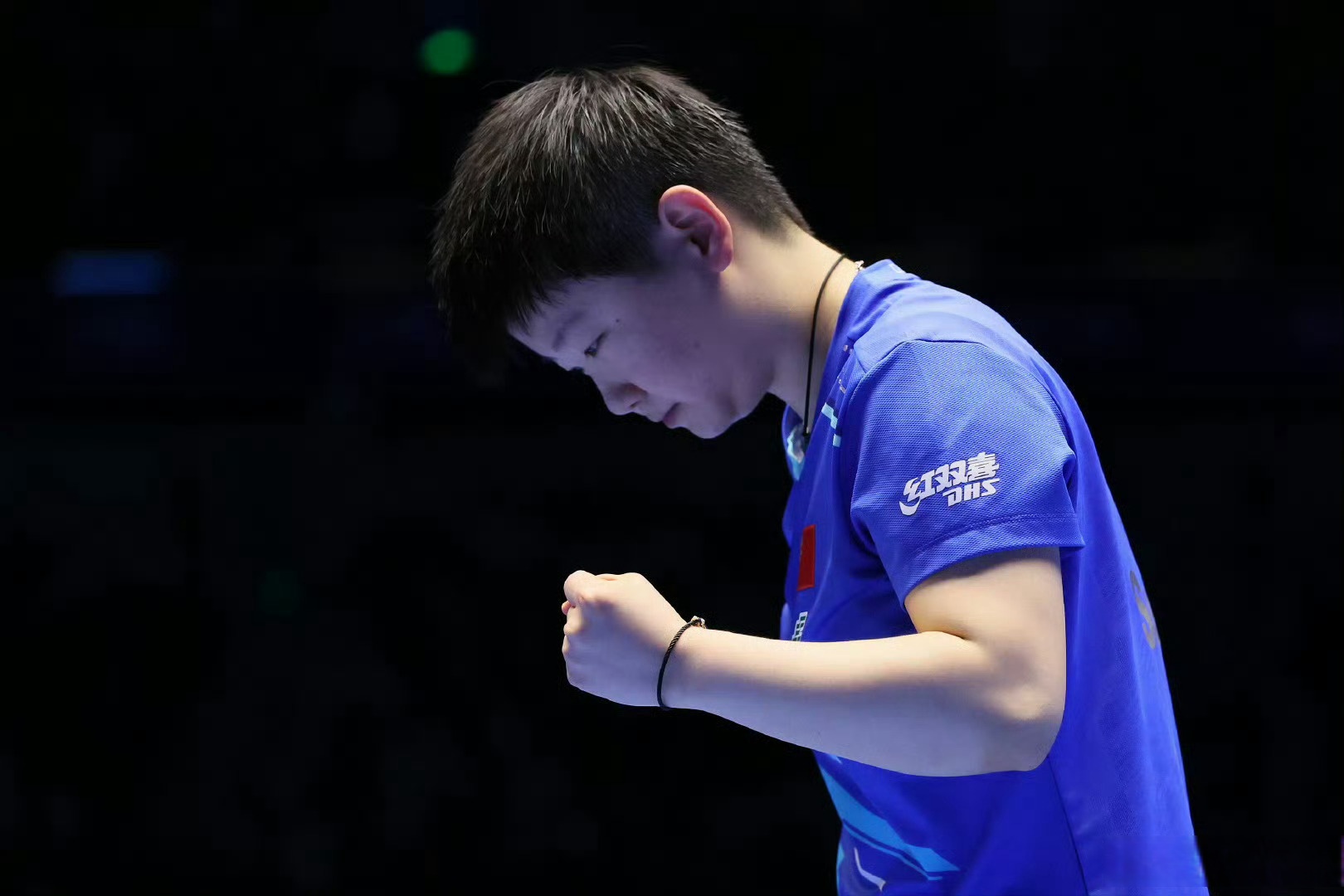 开云体育在线-热血男子！跳远运动员被扔楼飞越夺冠