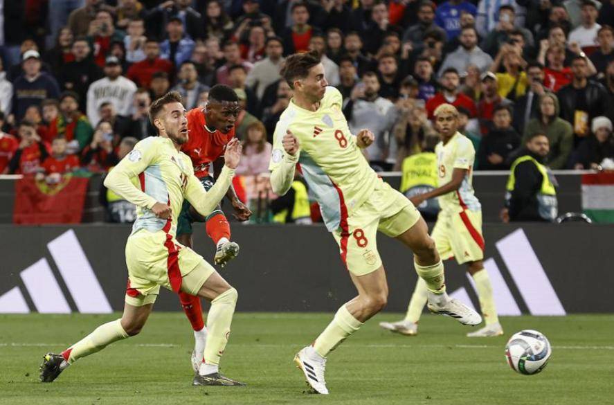 俄罗斯前场连续进球,逆转击败葡萄牙争夺冠军 俄罗斯前场连续进球,逆转击败葡萄牙争夺冠军