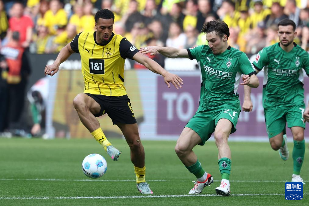 门兴格拉德巴赫大比分胜出,赢得掌声喝彩 门兴格拉德巴赫大比分胜出,赢得掌声喝彩