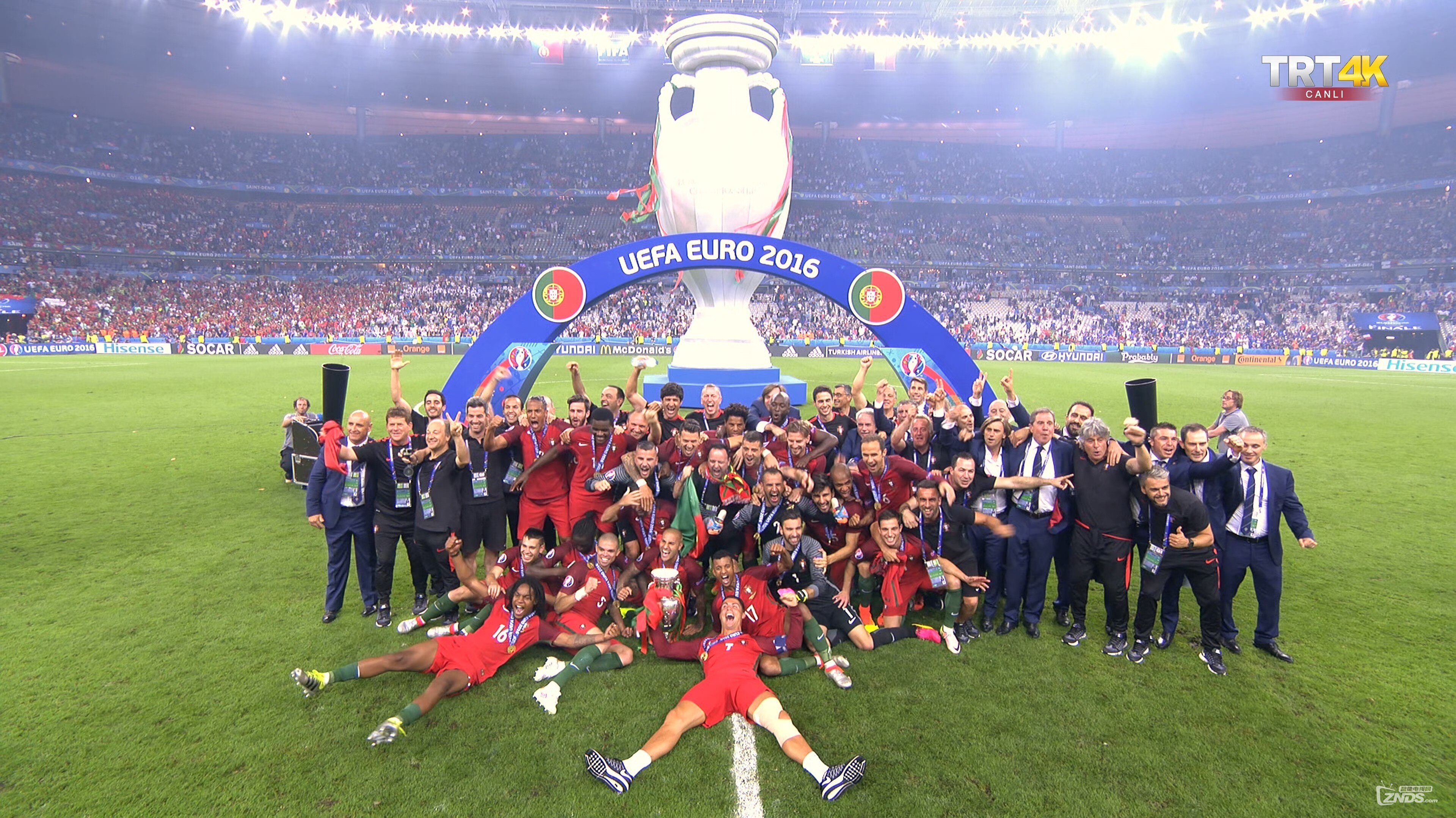 关于葡萄牙队成功晋级，球员团结一心拼出胜局的信息