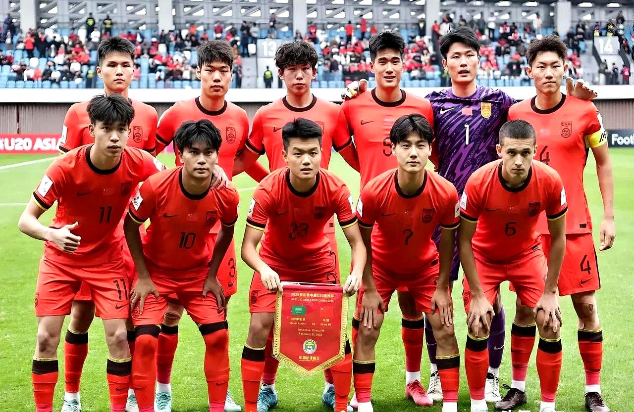 开云体育官网-国内足球联赛呈现激烈对抗，球员实力大比拚