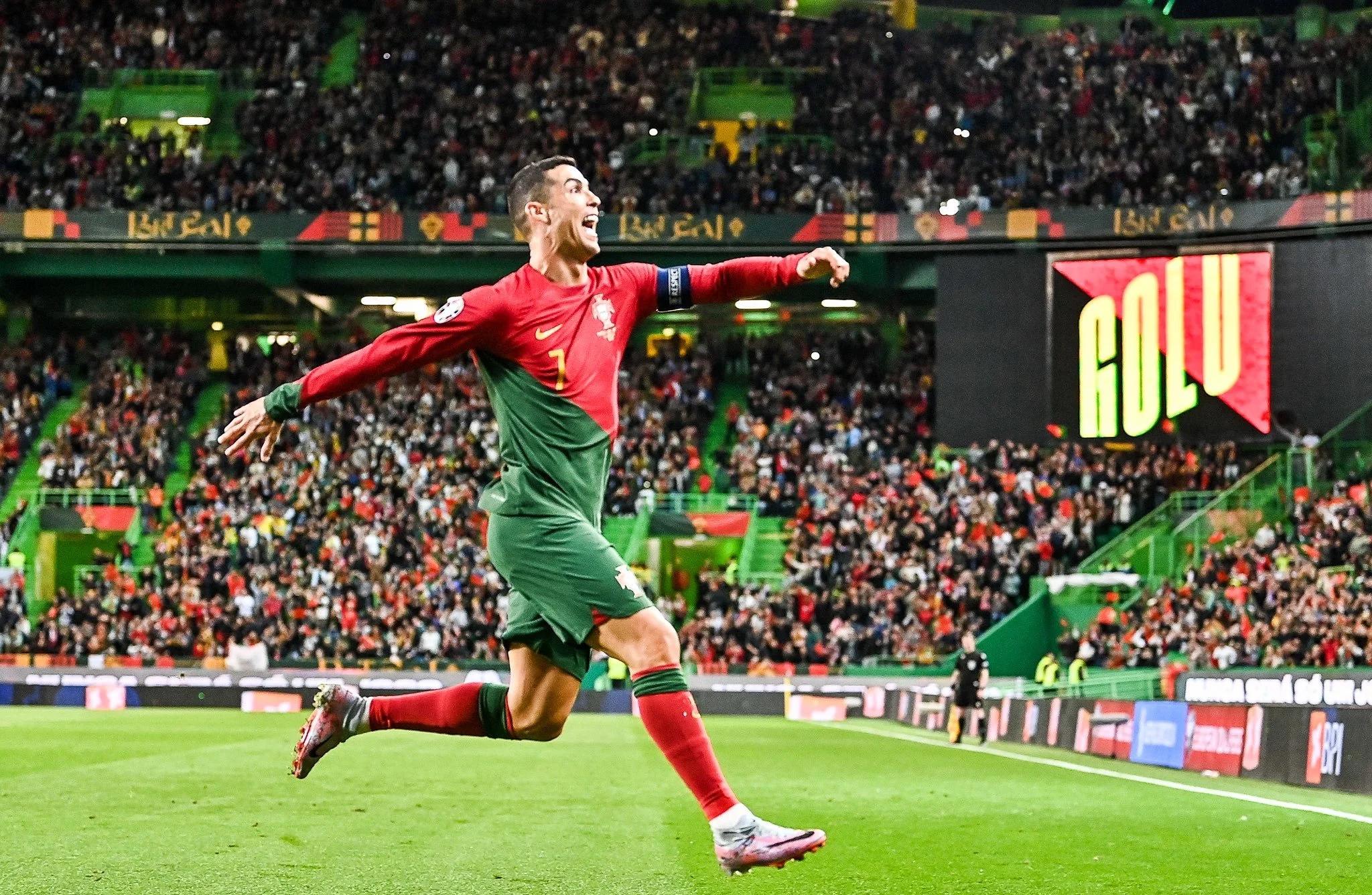 开云APP-欧洲杯参赛队伍奋力拼搏，逐梦足球之路