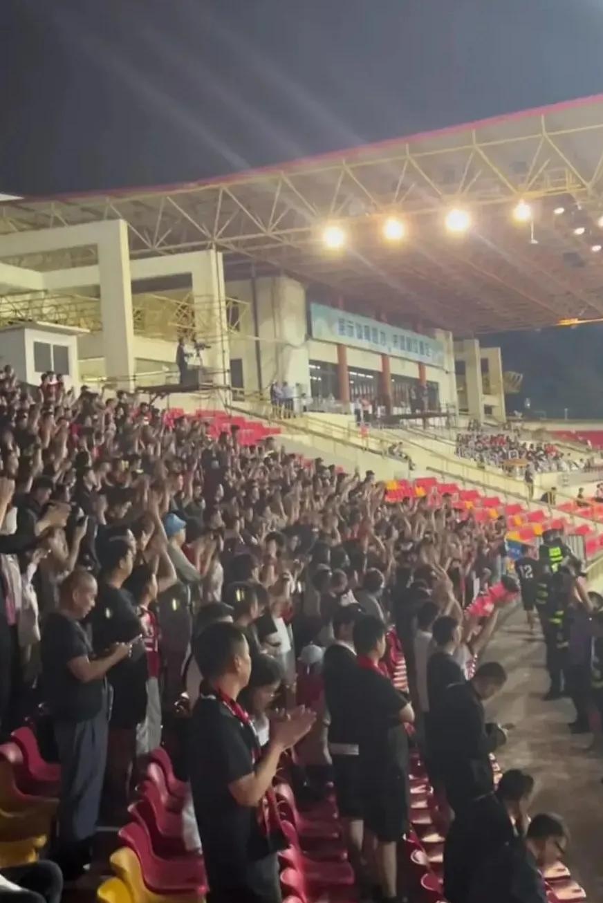 开云体育登录-包含激情洋溢的球迷席，现场加油呐喊声不断！的词条