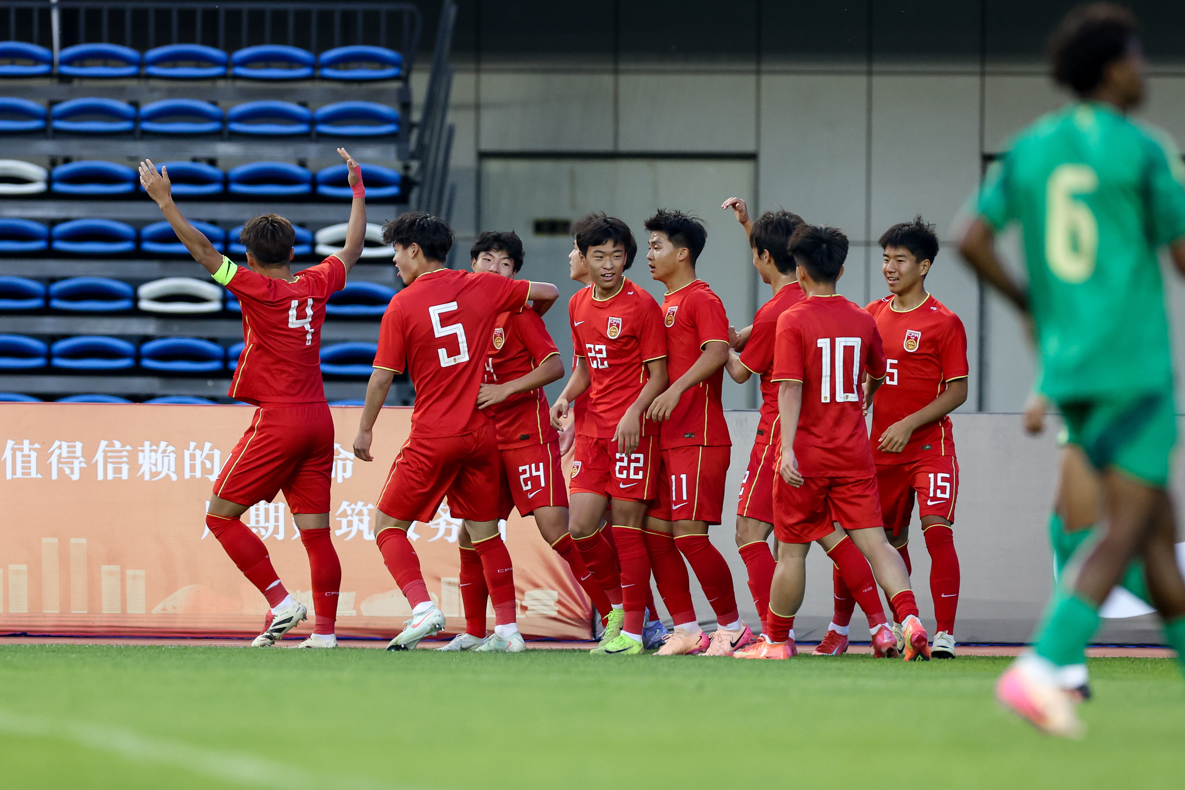 开云平台-沙特阿拉伯球队在比赛中力压对手，晋级下轮