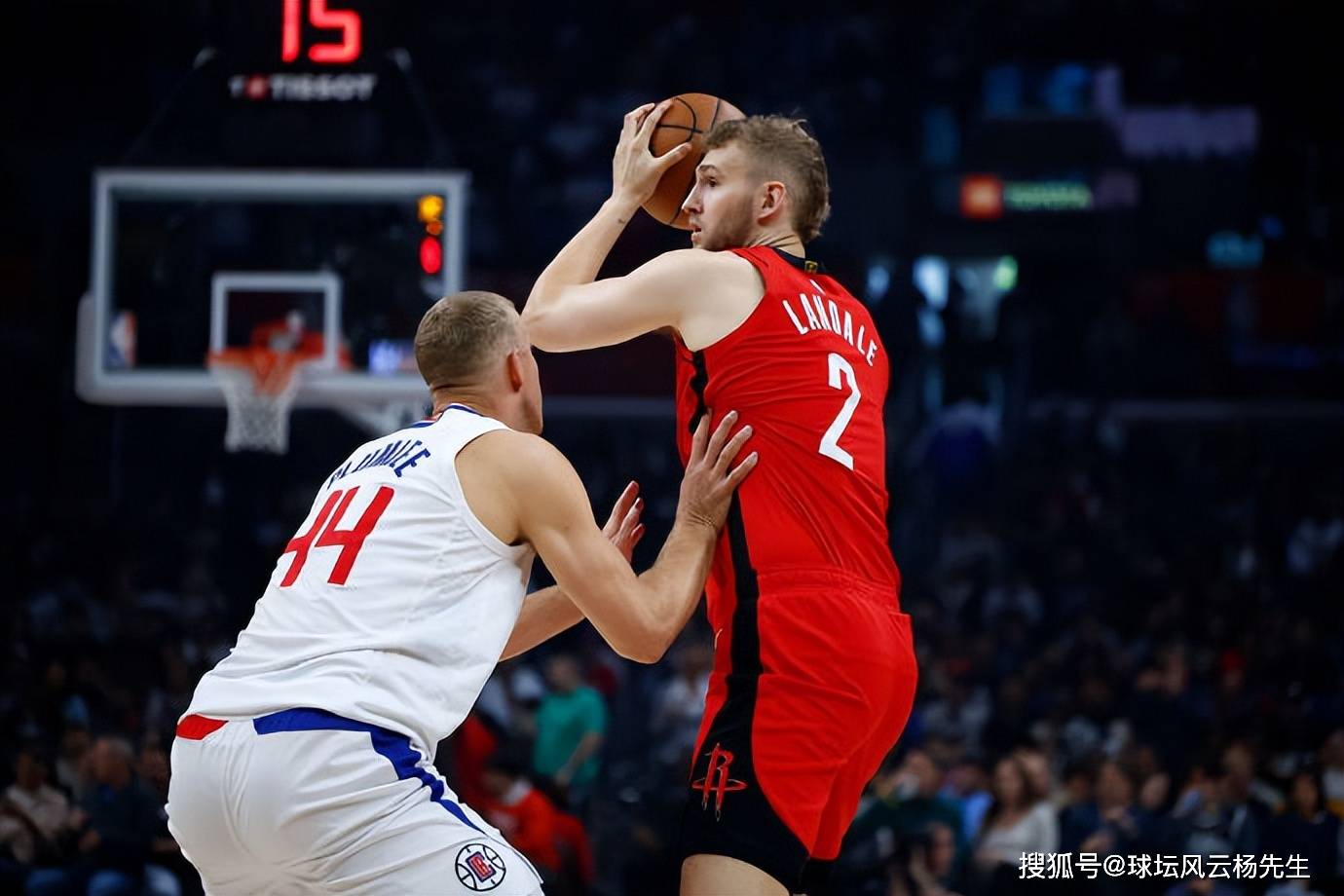 开云体育在线-快船队险胜火箭队，晋级季后赛半决赛