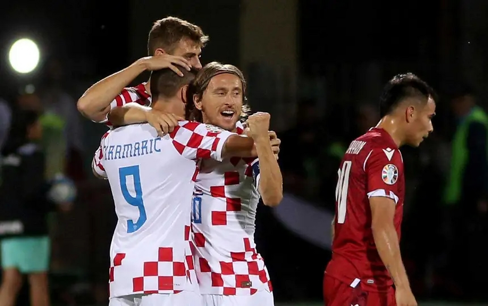 欧洲杯预选赛掀起一波波球迷热情高涨的简单介绍 欧洲杯预选赛掀起一波波球迷热情高涨的简单介绍