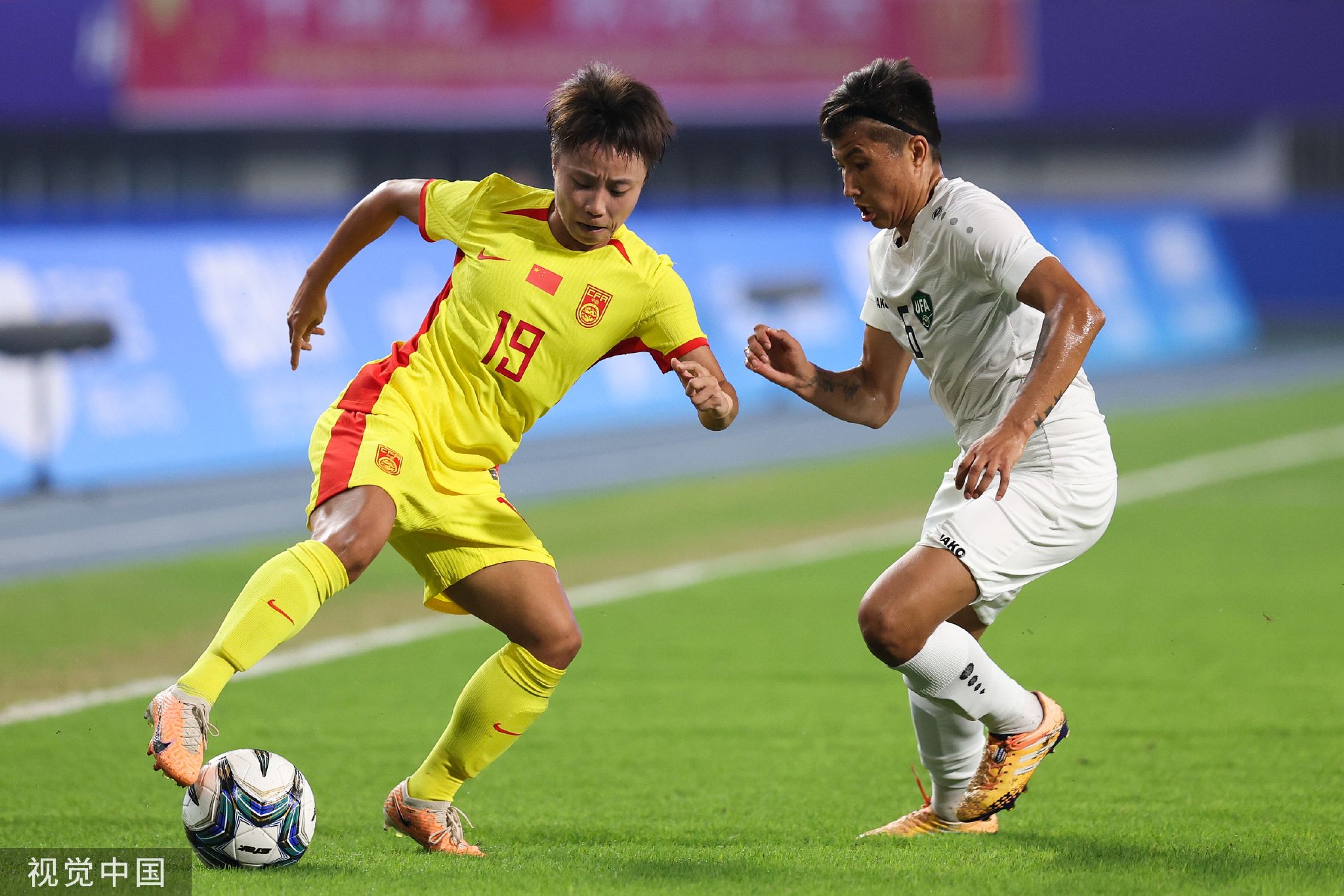 中国女足队员技术娴熟,轻松赢得比赛 中国女足队员技术娴熟,轻松赢得比赛