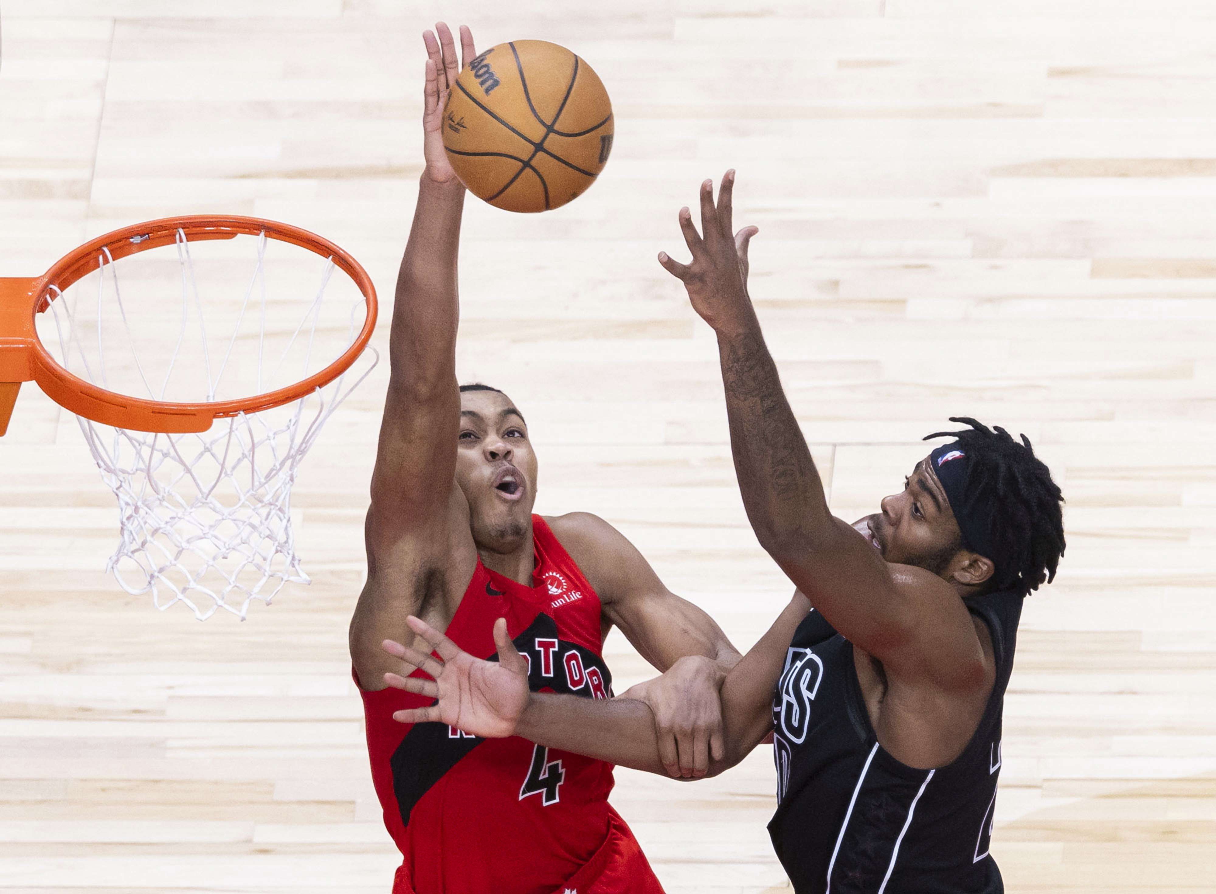 开云体育中国-猛龙队员连番进攻，力克对手的简单介绍