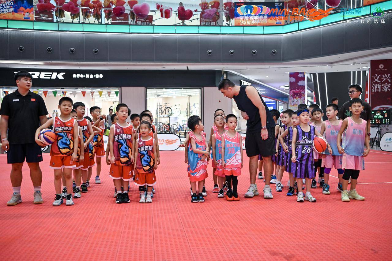 开云体育下载-篮球赛事引发球迷狂热,激情擂台争锋