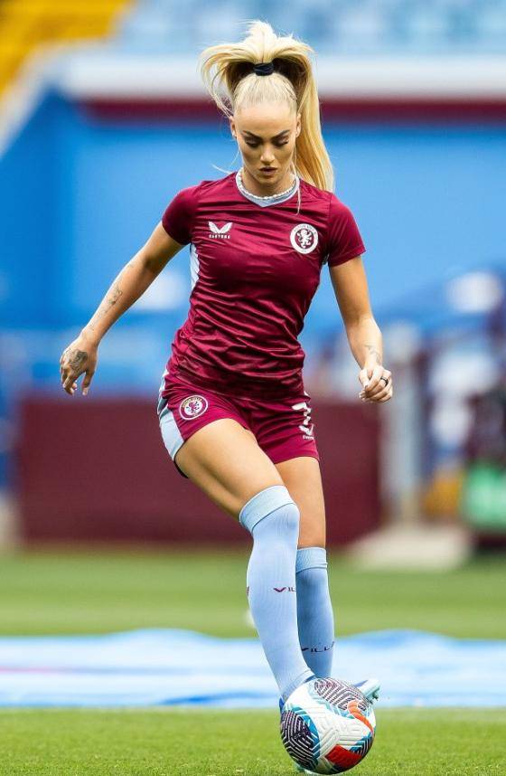 国际女足比赛上，这名球员表现尤为突出