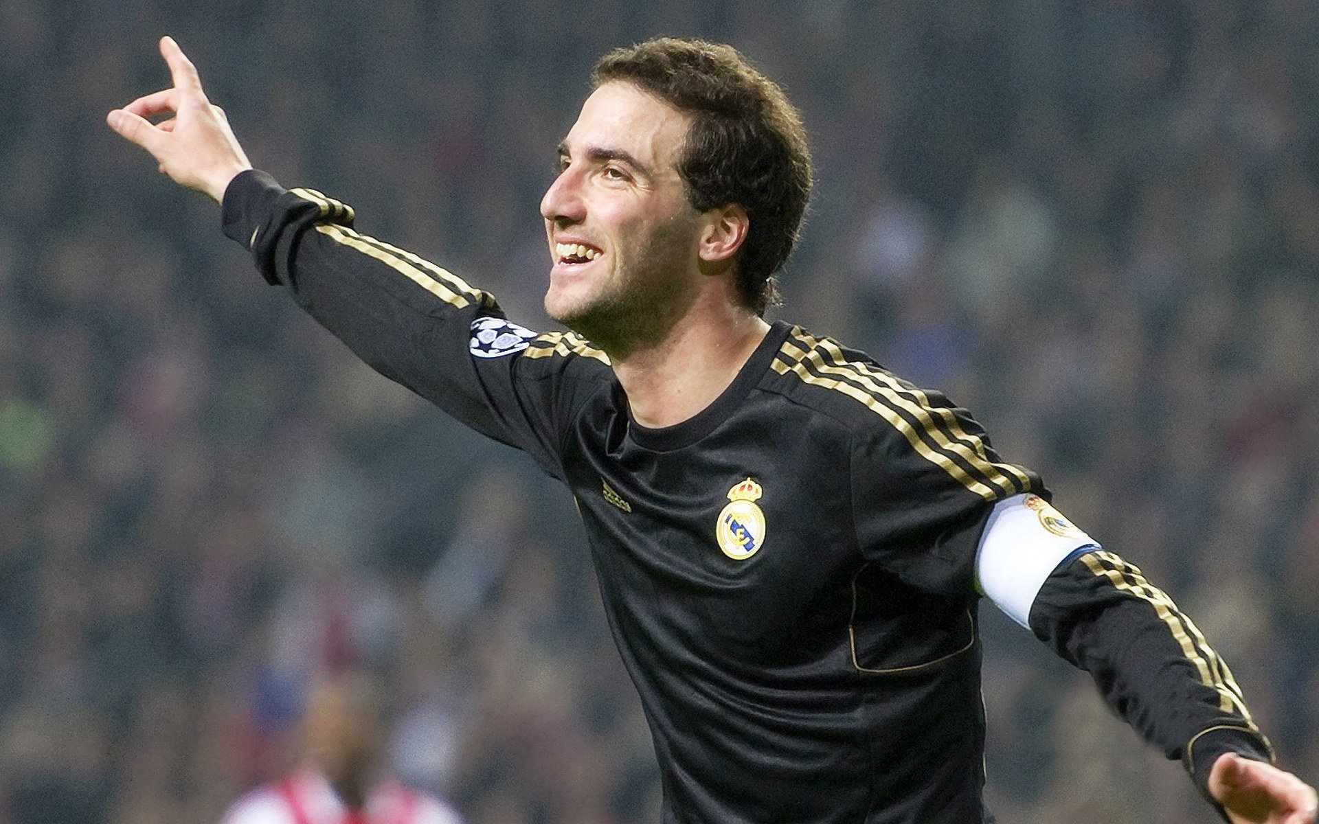 黑暗中的旗帜，拉塞尔率梅赛德斯上演史诗逆转，红牛王朝现裂痕